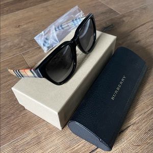 BURBERRY-AUTHENTIC NWT Polarized Sunglasses-54 mm